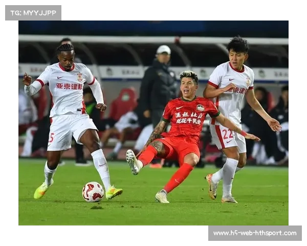 河南酒祖杜康队与浙江绿城队激烈对决 中超赛场精彩纷呈引人注目