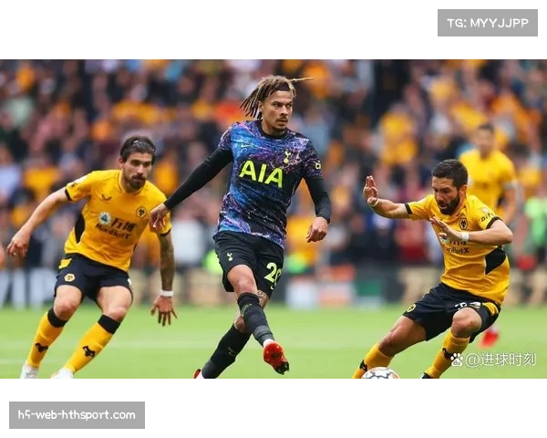 莫利纽克斯球场，狼队球迷在球队落后时仍高唱队歌鼓舞士气